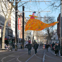 p1001174 frohliche fahnenfigur auf der kaiserstrasse