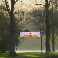 p1070642 fahne mit sitzender figur